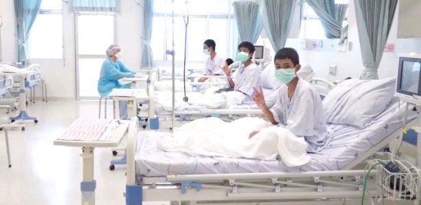 11jul2018---meninos-resgatados-em-caverna-na-tailandia-sao-atendidos-em-hospital-de-chiang-rai-1531323440356_615x300[1].jpg